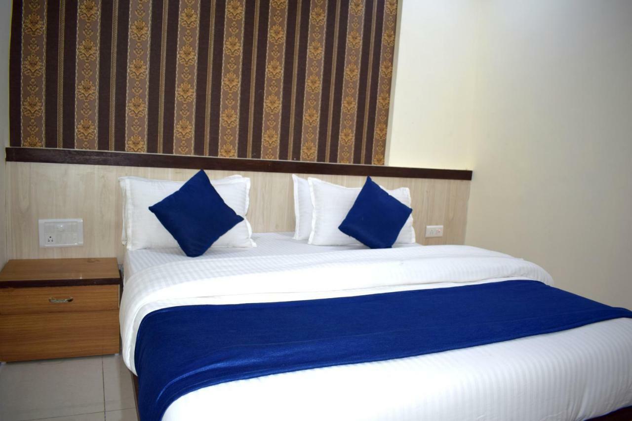 Hotel Lake Palace Ahmedabad Exterior foto